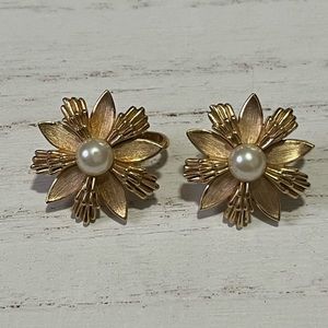 Vintage Crown Trifari Gold Tone Flowers Faux Pearl Clip Earrings